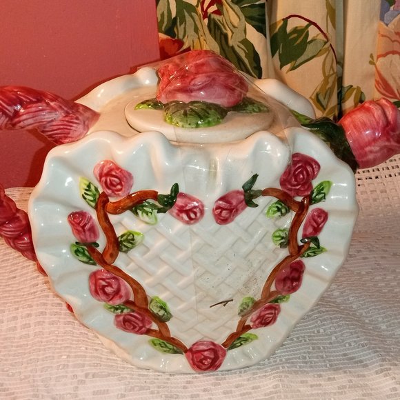 VTG. PINK AND WHITE FLORAL HAND PAINTED HEART SHAPED PINK ROSES CERAMIC TEA POT - Picture 2 of 9